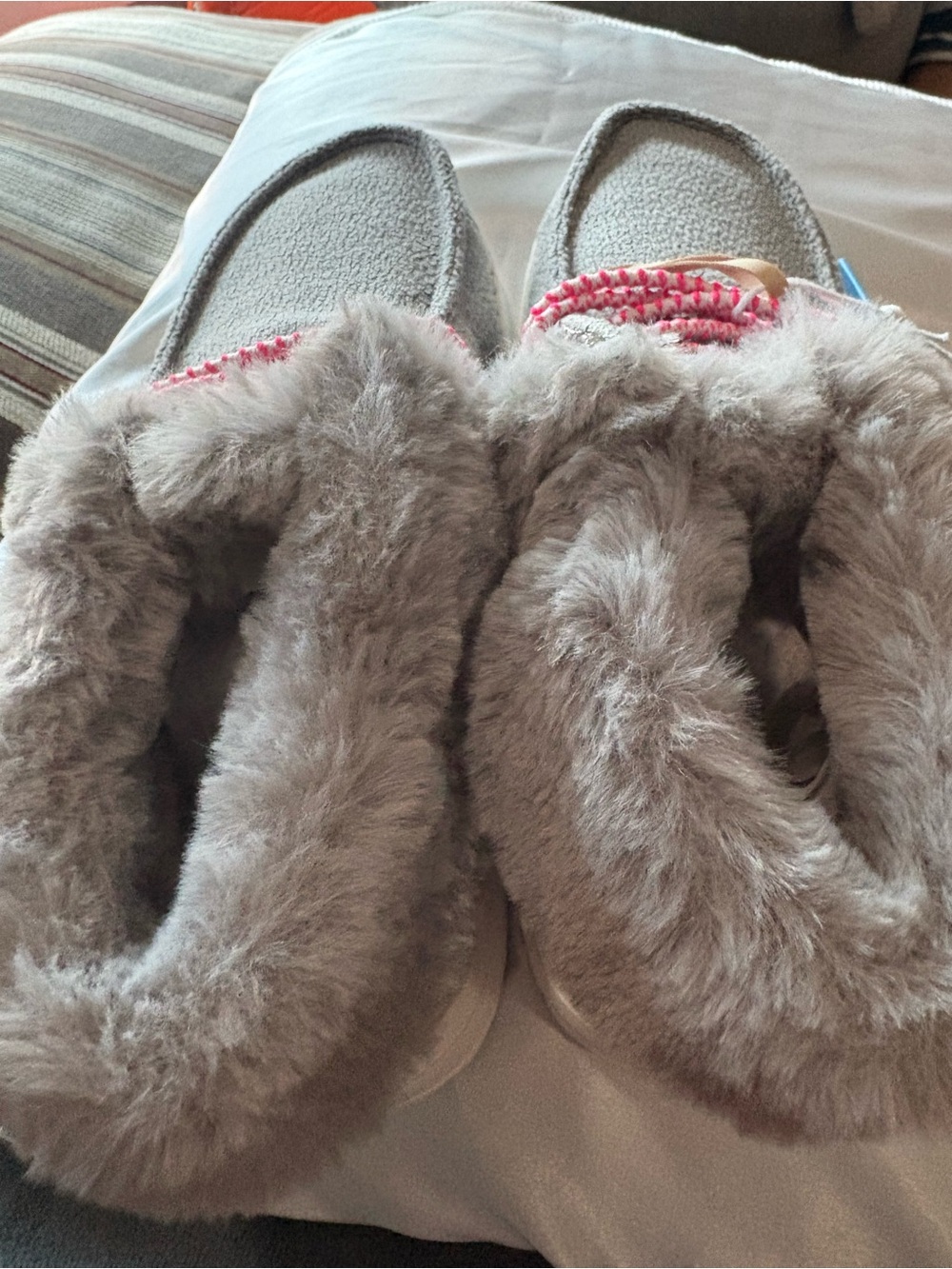 Hey Dude Kids Faux-Fur Slippers in Light Gray with Pink  BNWT Youth 3.5 W 4.5